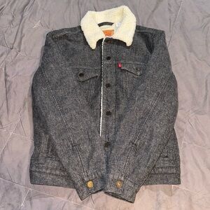 Levi’s Sherpa Trucker Jacket mit Teddyfutter in mittelgrau
